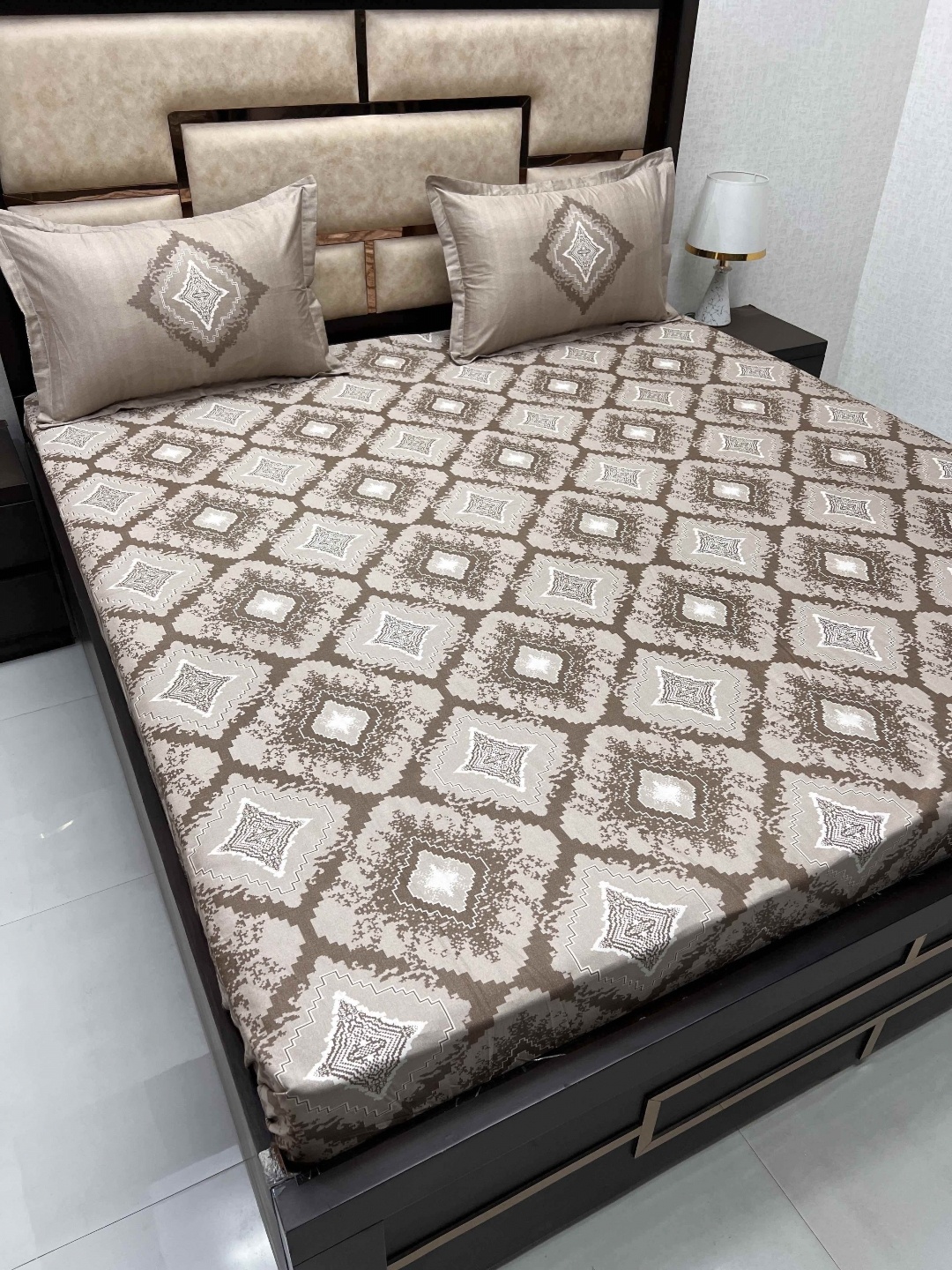 

Pure Decor Brown & White 330 TC Pure Cotton King Bedsheet with 2 Pillow Covers