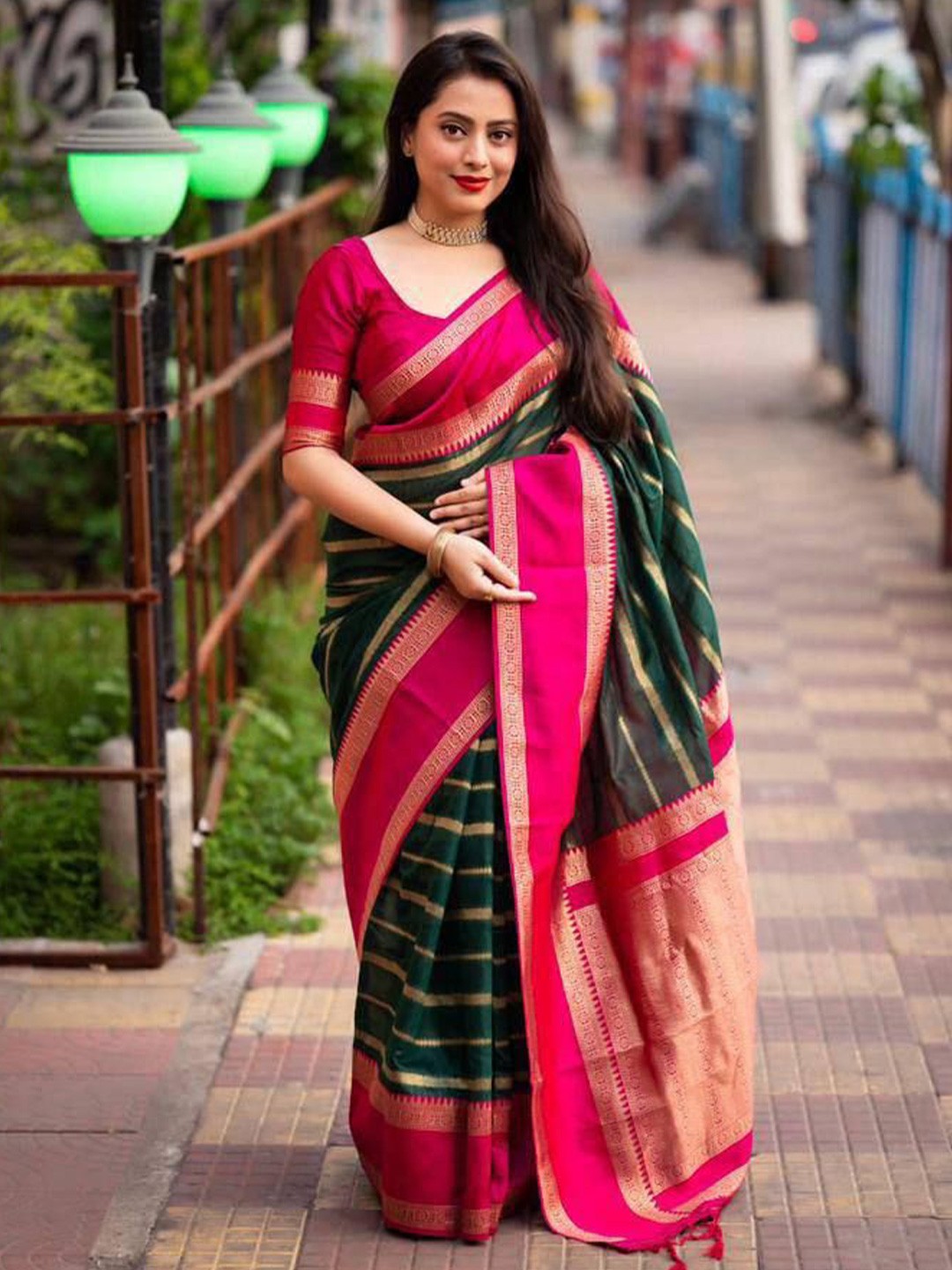 

JATRIQQ Woven Design Zari Banarasi Saree, Green