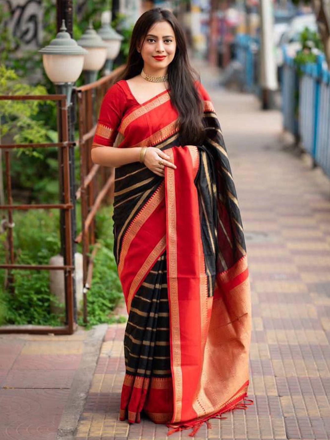 

JATRIQQ Woven Design Zari Banarasi Saree, Black