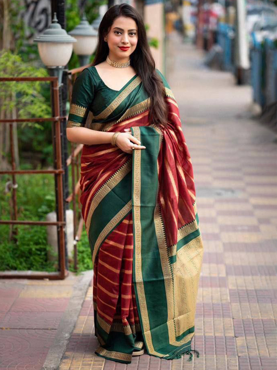 

JATRIQQ Woven Design Zari Banarasi Saree, Red