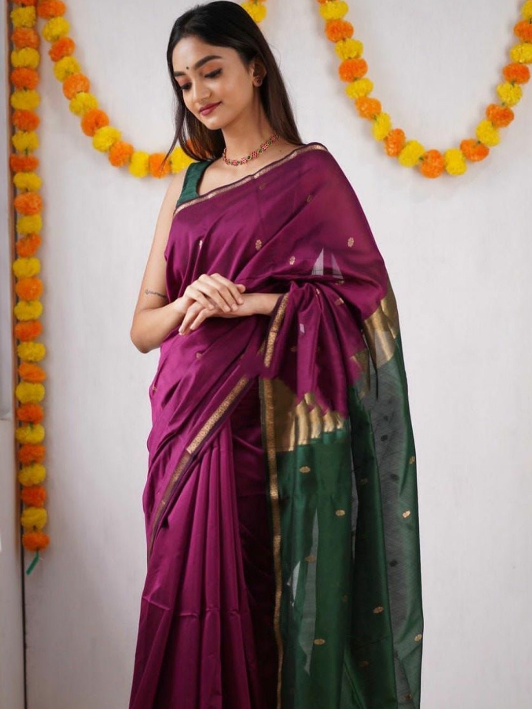 

JATRIQQ Woven Design Zari Banarasi Saree, Magenta