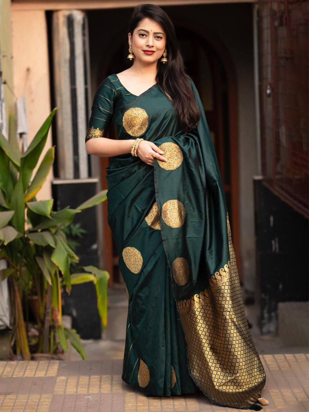 

JATRIQQ Woven Design Banarasi Saree With Blouse Piece, Green