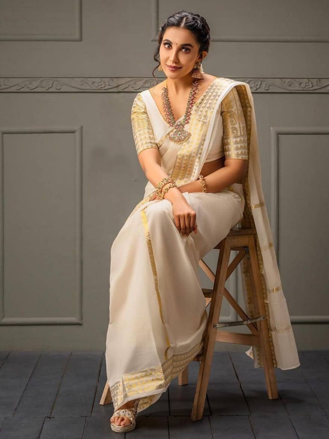 

JATRIQQ Woven Design Zari Banarasi Saree, Off white