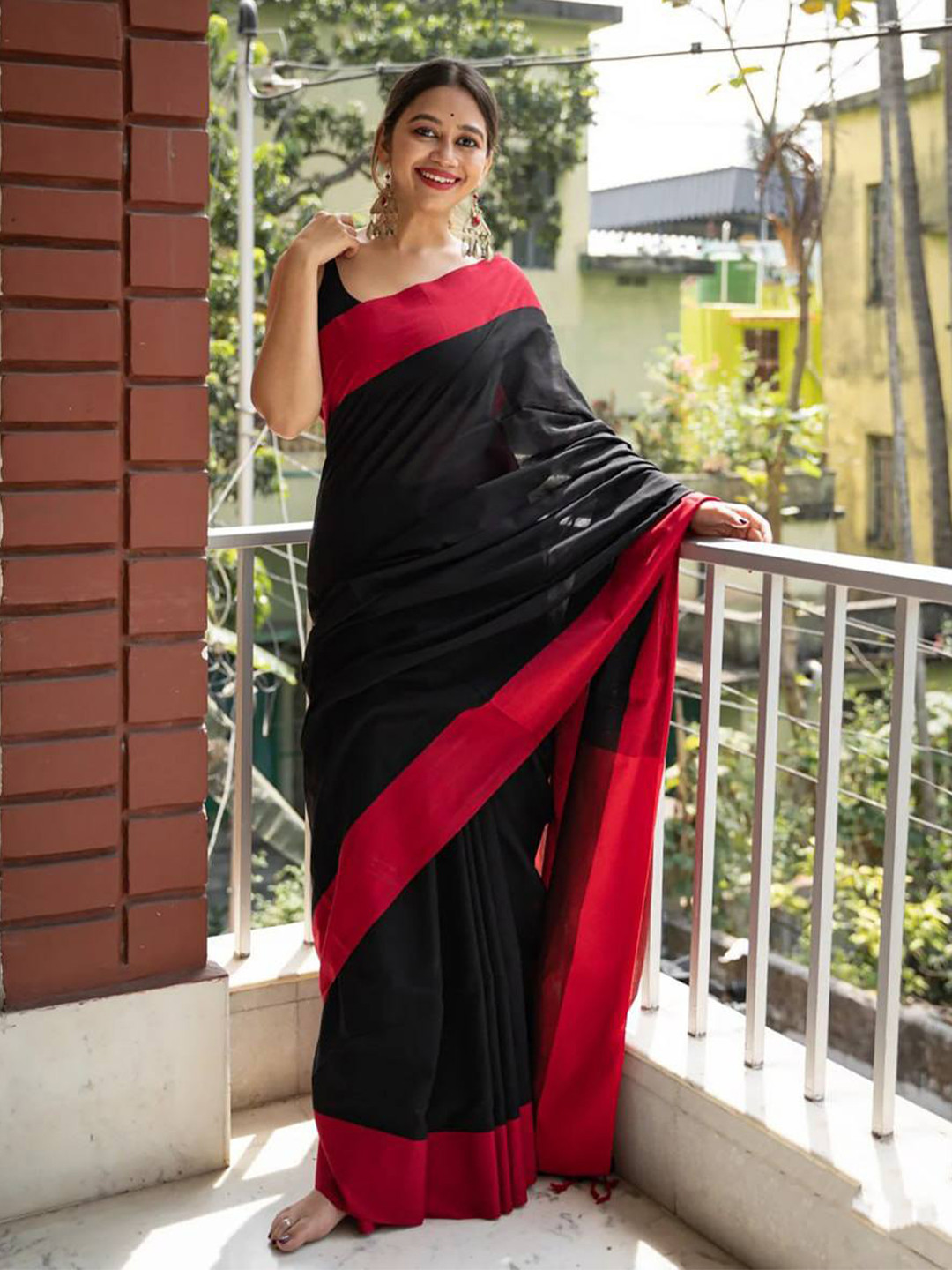 

JATRIQQ Woven Design Linen Blend Banarasi Saree, Black