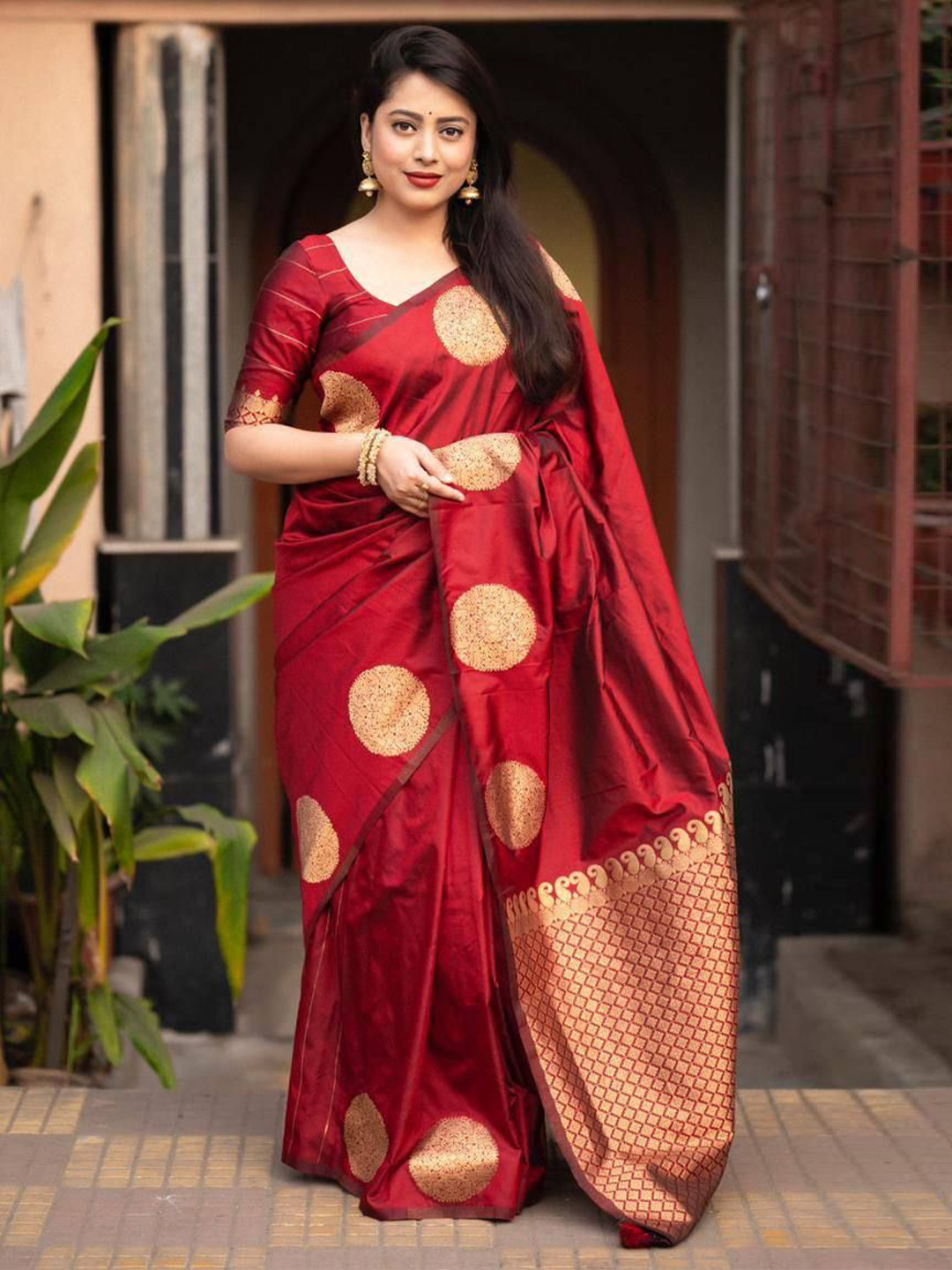 

JATRIQQ Woven Design Zari Banarasi Saree, Red