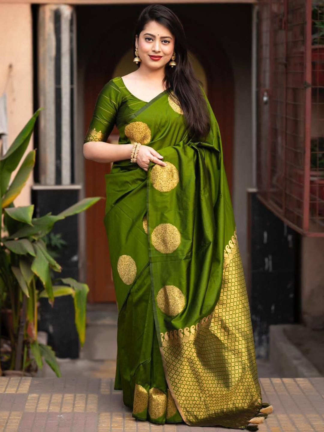 

JATRIQQ Woven Design Zari Banarasi Saree, Green