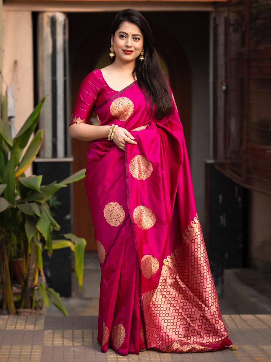 

JATRIQQ Ethnic Motifs Woven Design Zari Banarasi Saree, Magenta