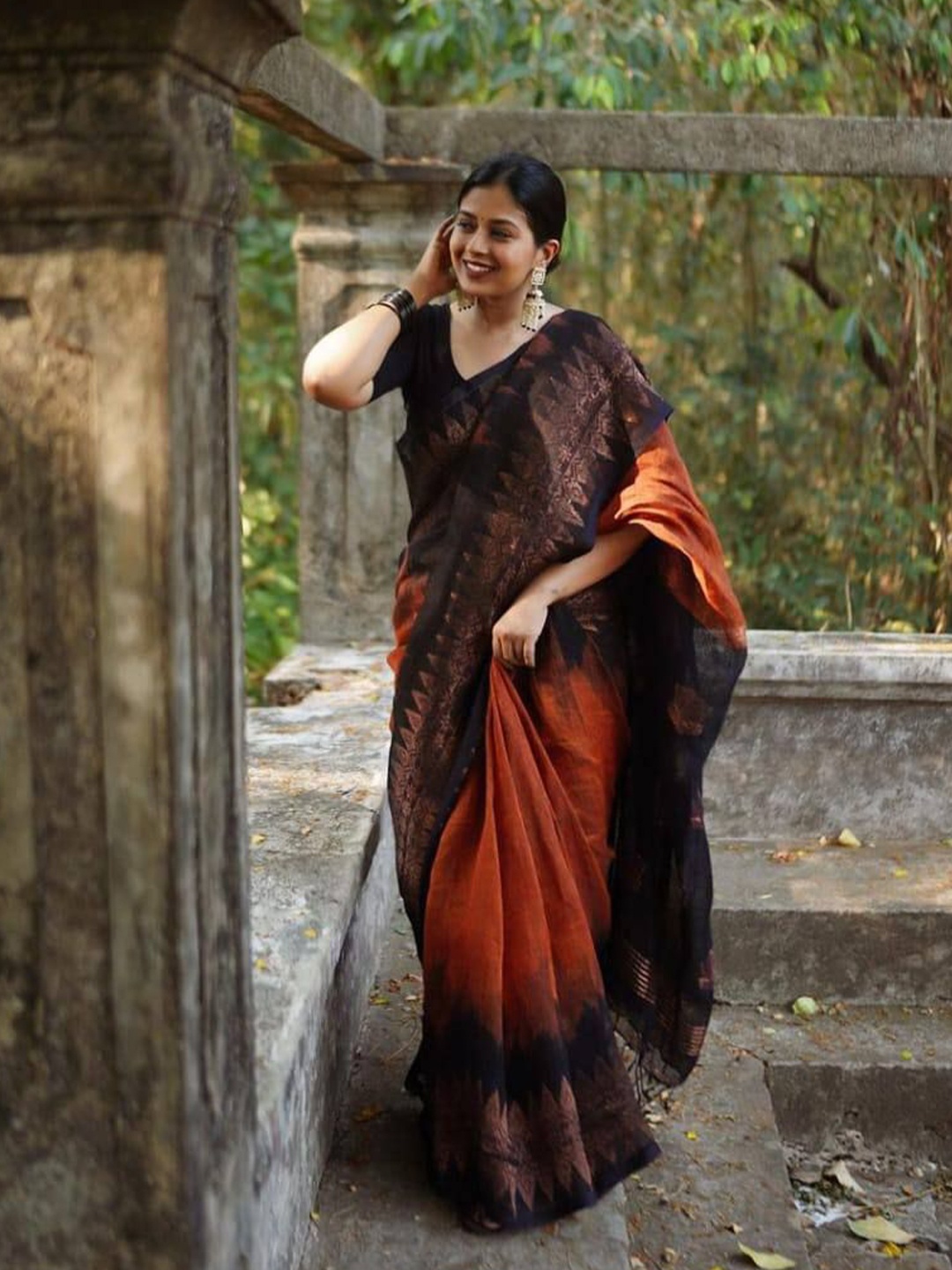 

JATRIQQ Woven Design Zari Banarasi Saree, Black