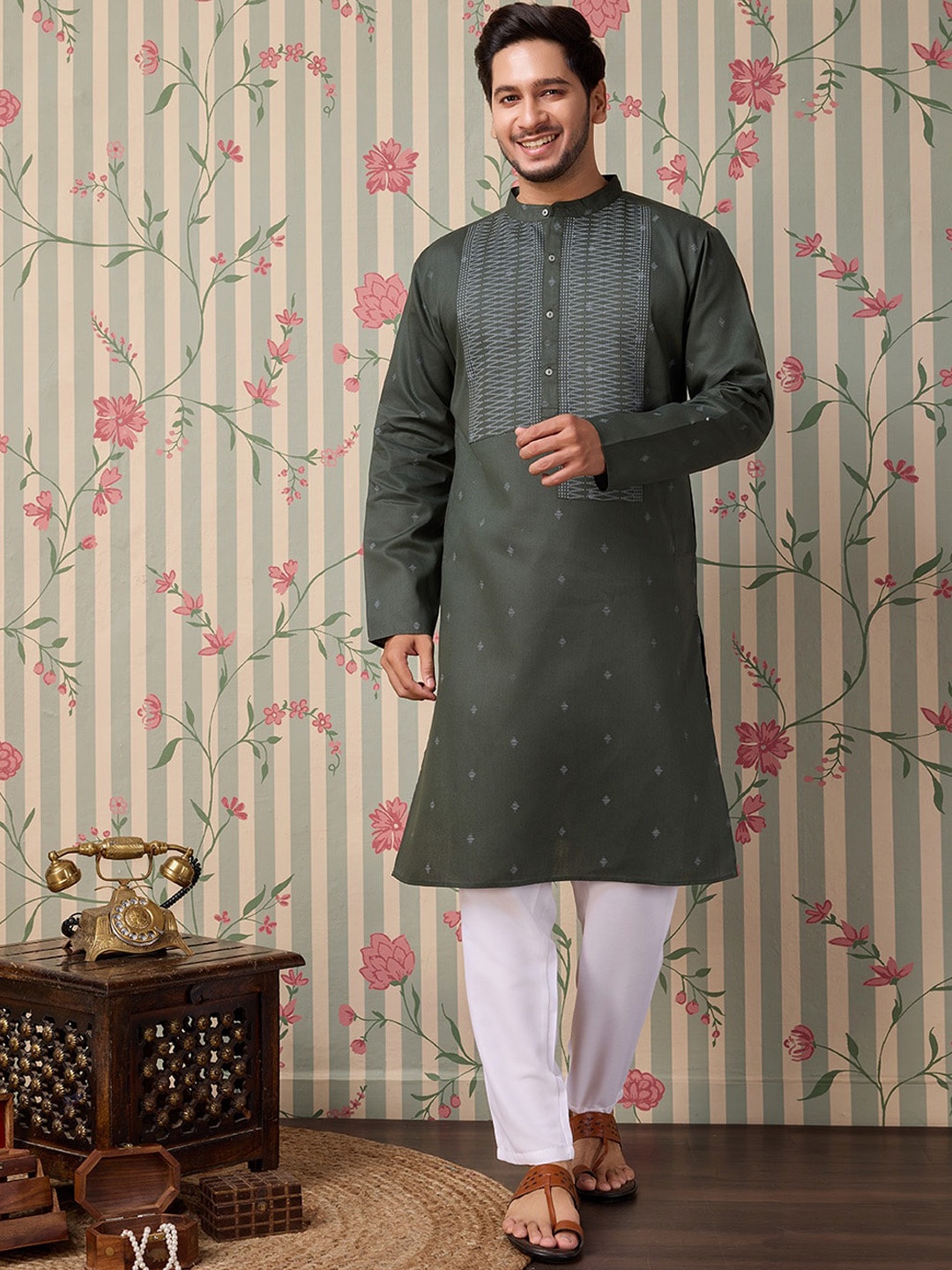 

Ode by House of Pataudi Mandarin Collar Geometric Printed Thread Work Straight Kurta, Green