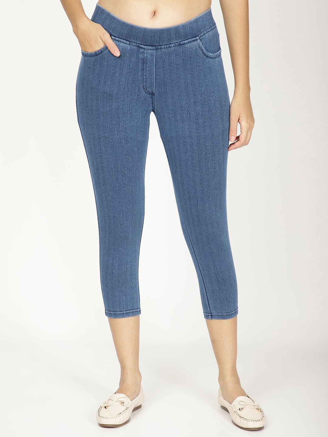 

FUTURO Women Slim Fit Mid Rise Capris, Blue