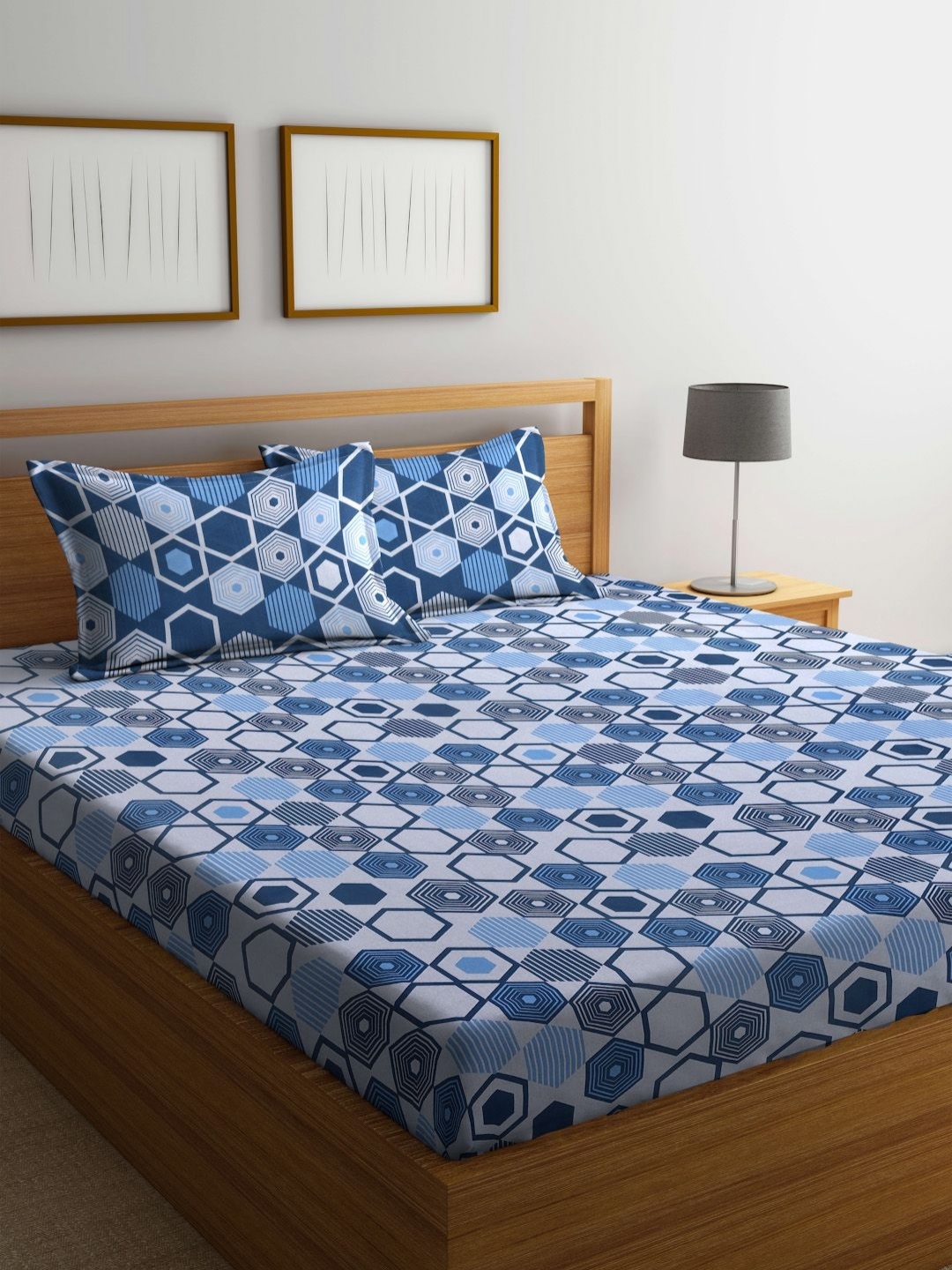 

BOMBAY DYEING Blue & White Geometric 104 TC Cotton Queen Bedsheet with 2 Pillow Covers