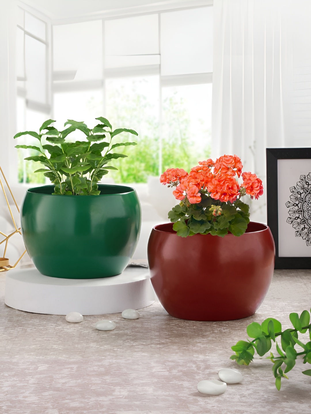 

Homspurts Red & Green 2 Pieces Metal Planters With Holders