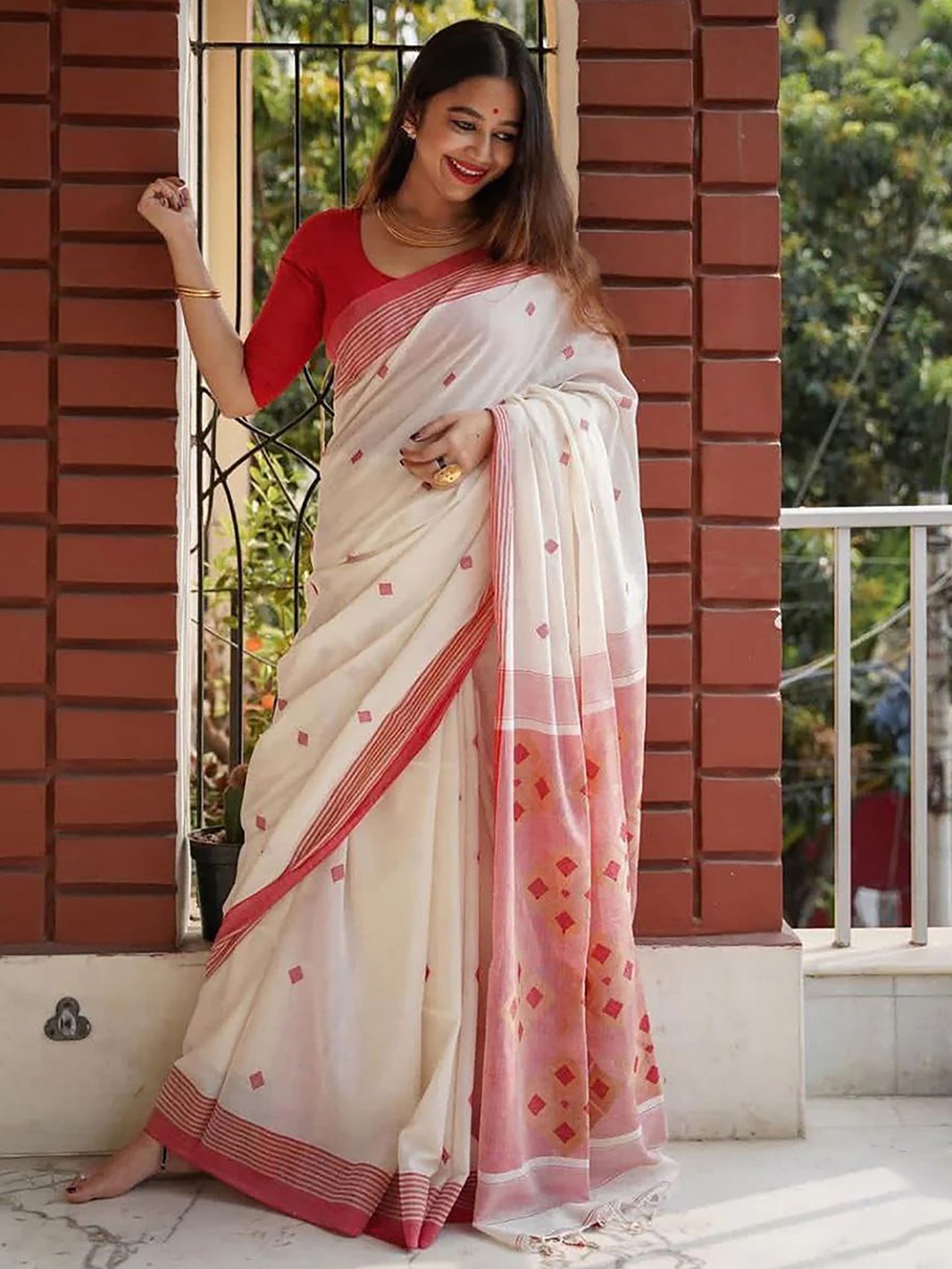 

KALINI Woven Design Zari Banarasi Saree, White