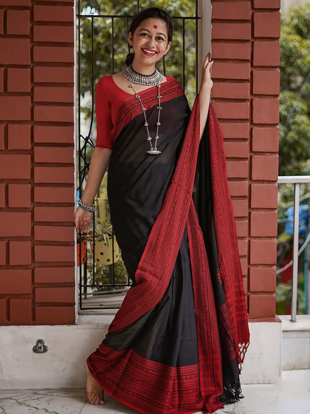 

KALINI Woven Design Banarasi Saree, Black