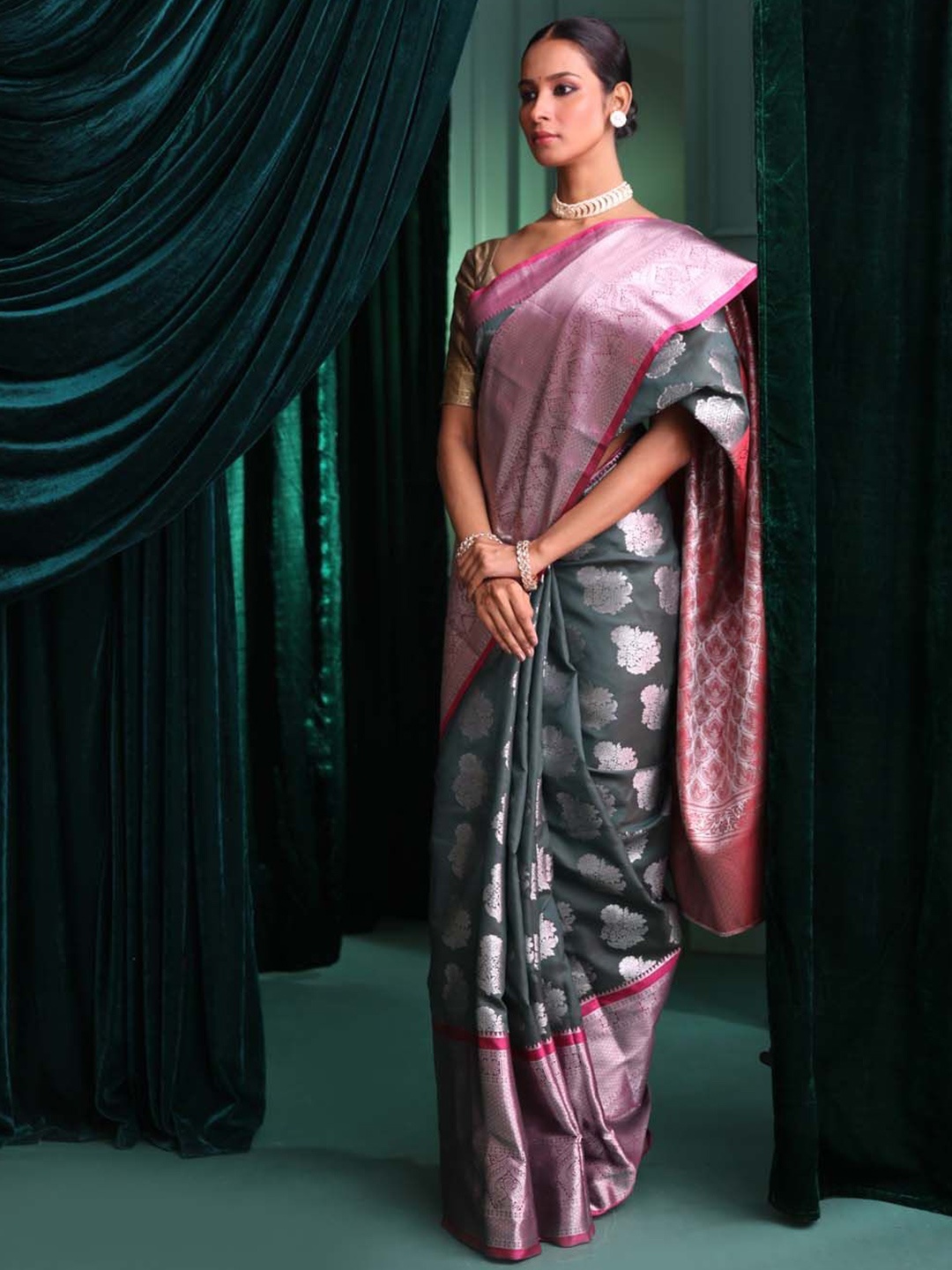 

Saranee Woven Design Zari Kanjeevaram Saree, Green