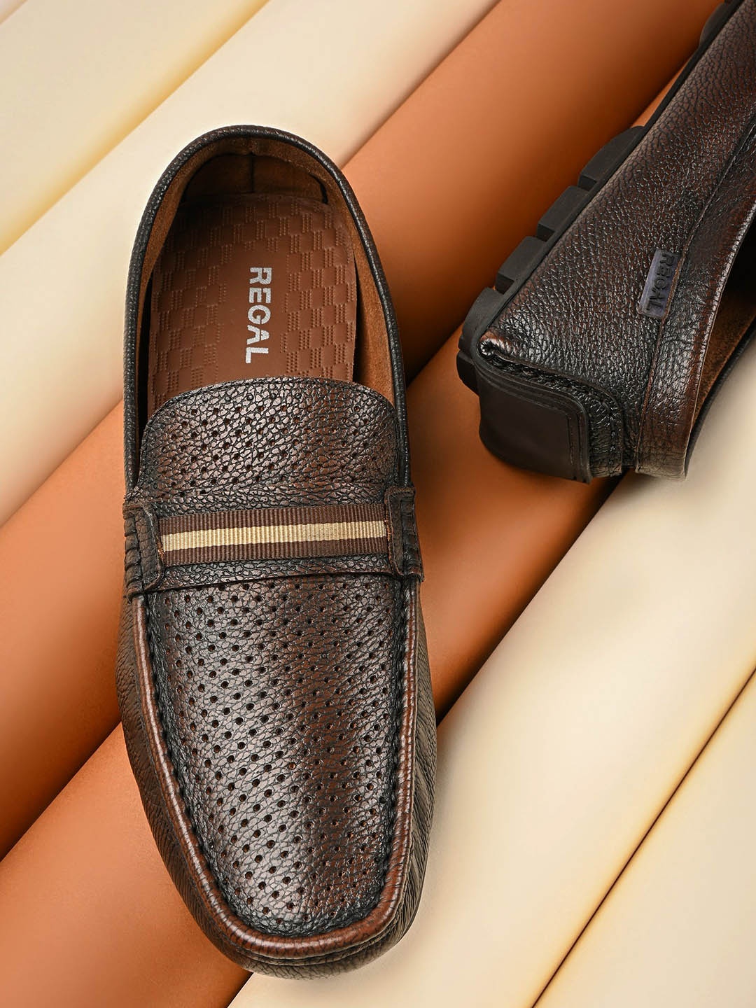 

Regal Men Textured Round Toe Comfort Insole Lightweight Leather Loafers, Brown