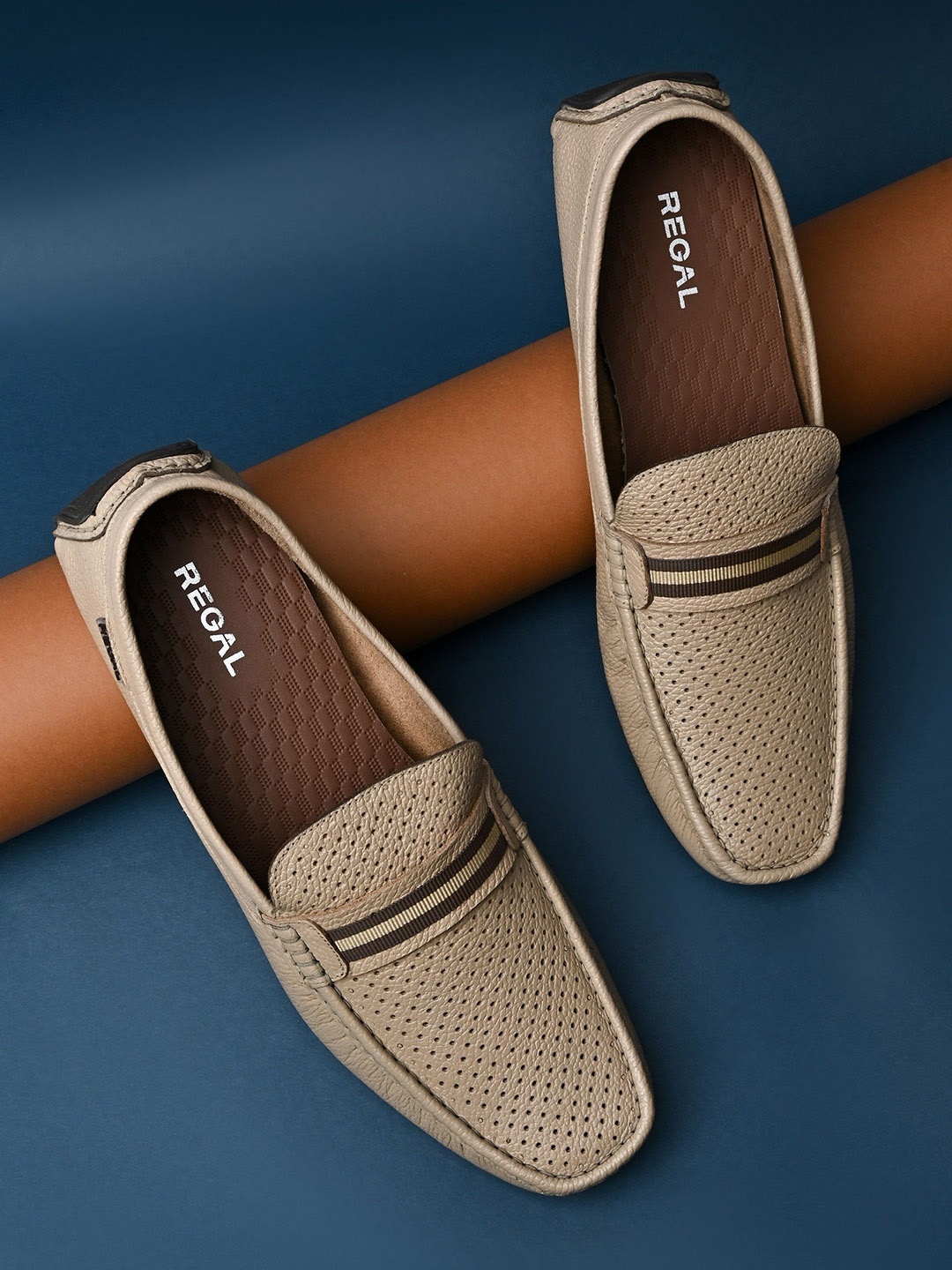 

Regal Men Textured Round Toe Comfort Insole Lightweight Leather Loafers, Beige