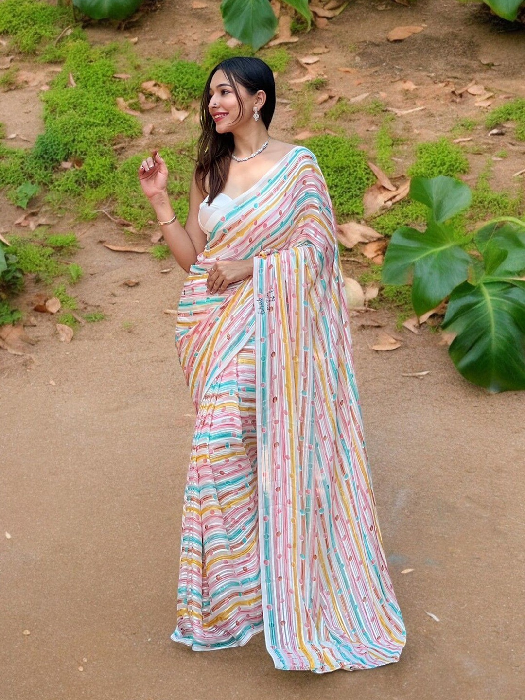 

Vastrasky Global Zari Striped Printed Saree, Peach