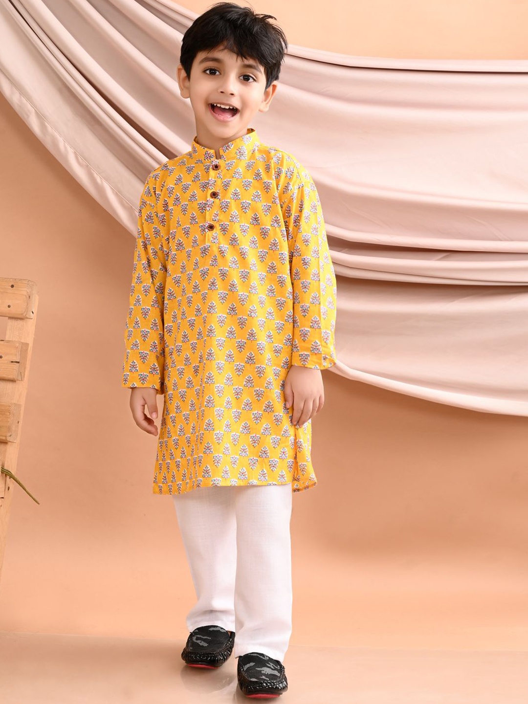 

Sangria Boys Yellow Floral Printed Pure Cotton Straight Kurta With Pyjama