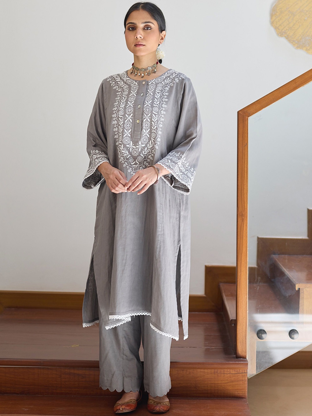 

VASSTRAM Floral Yoke Design Thread Work Pure Cotton Straight Kurta, Grey