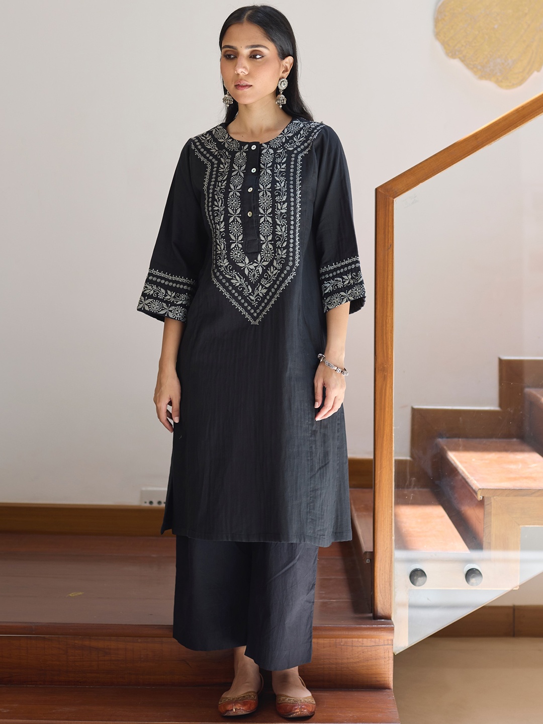 

VASSTRAM Ethnic Motifs Yoke Design Thread Work Pure Cotton Straight Kurta, Black