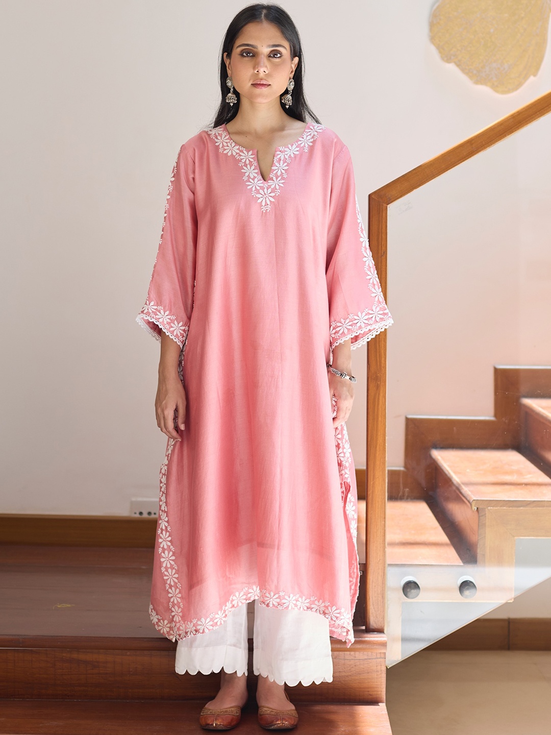 

VASSTRAM Floral Embroidered Notch Neck Thread Work Chanderi Silk Straight Kurta, Pink