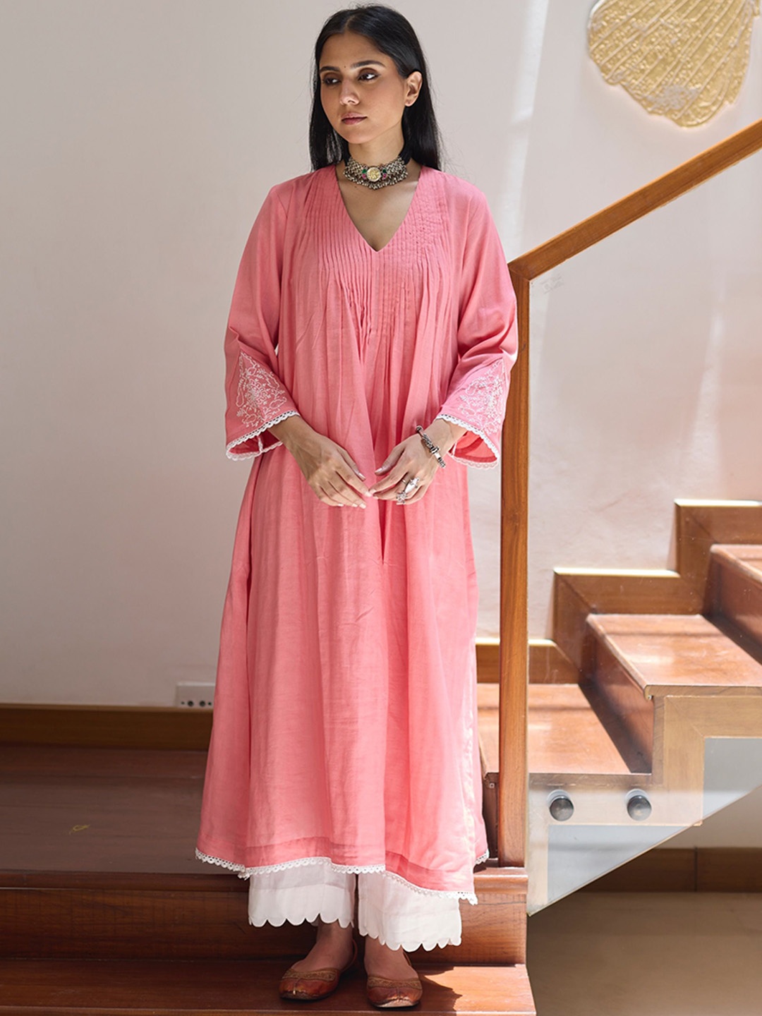

VASSTRAM Embroidered V-Neck Flared Sleeves Pin-tuck Thread Work Anarkali Kurta, Pink