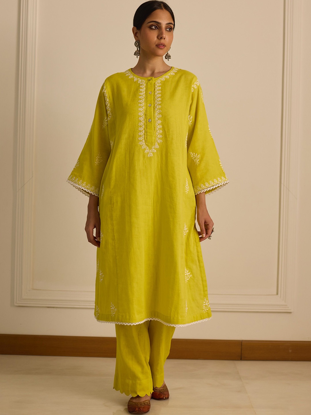 

VASSTRAM Ethnic Motifs Embroidered Thread Work Pure Cotton Straight Kurta, Yellow
