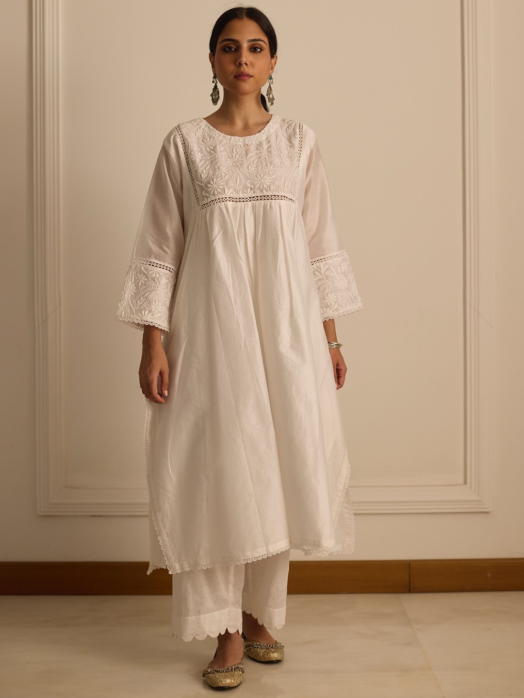 

VASSTRAM Floral Yoke Design Thread Work Chanderi Silk A-Line Kurta, White