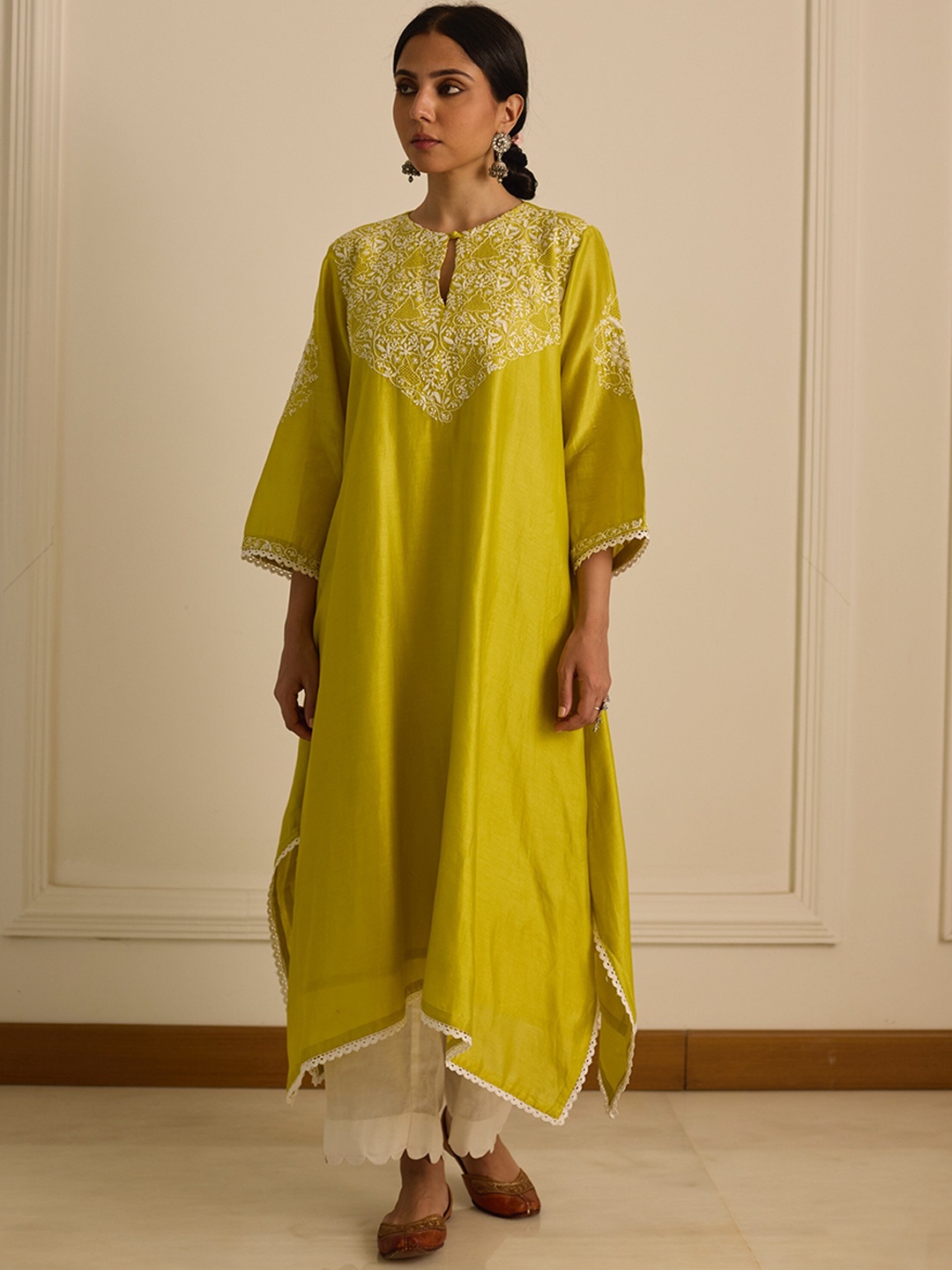 

VASSTRAM Ethnic Motifs Yoke Design Keyhole Neck Thread Work Chanderi Silk A-Line Kurta, Green