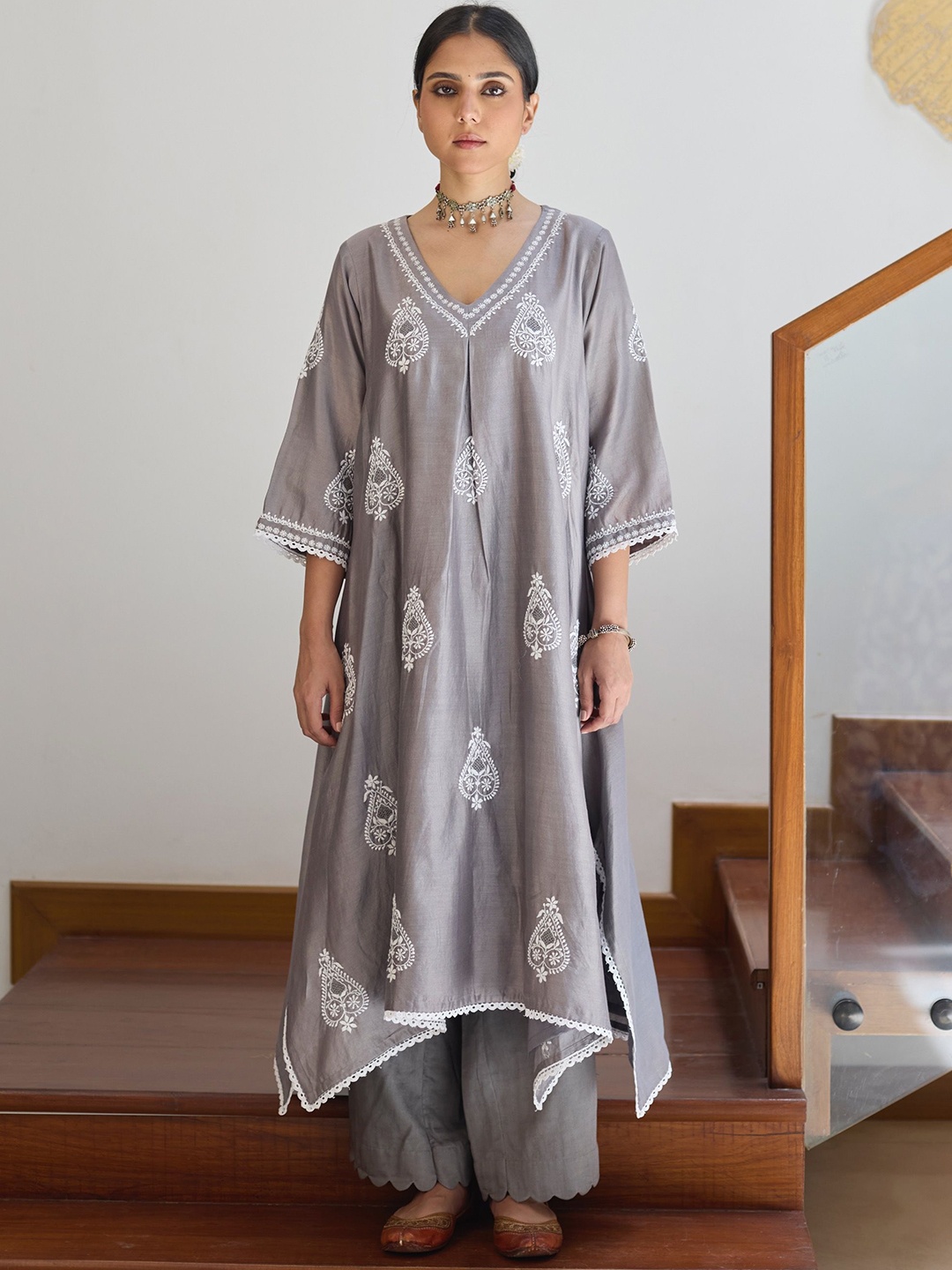 

VASSTRAM Ethnic Motifs Embroidered V-Neck Thread Work Chanderi Silk A-Line Kurta, Grey