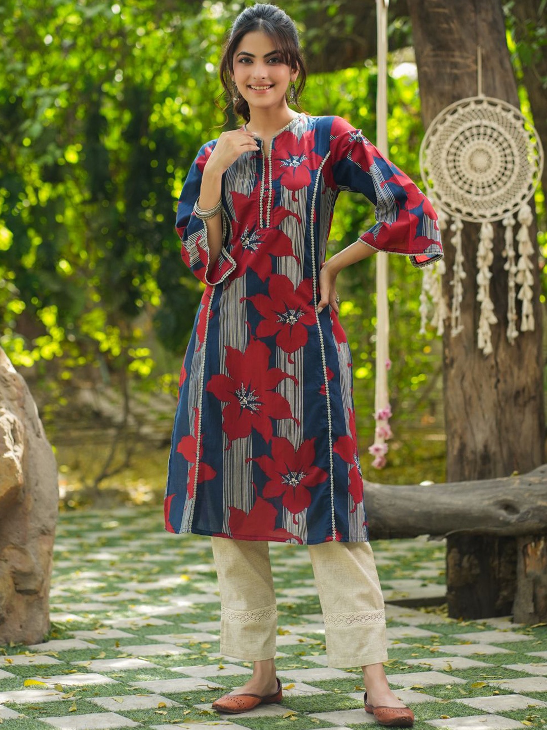 

Rain & Rainbow Notch Neck Embroidered Straight Kurta, Navy blue
