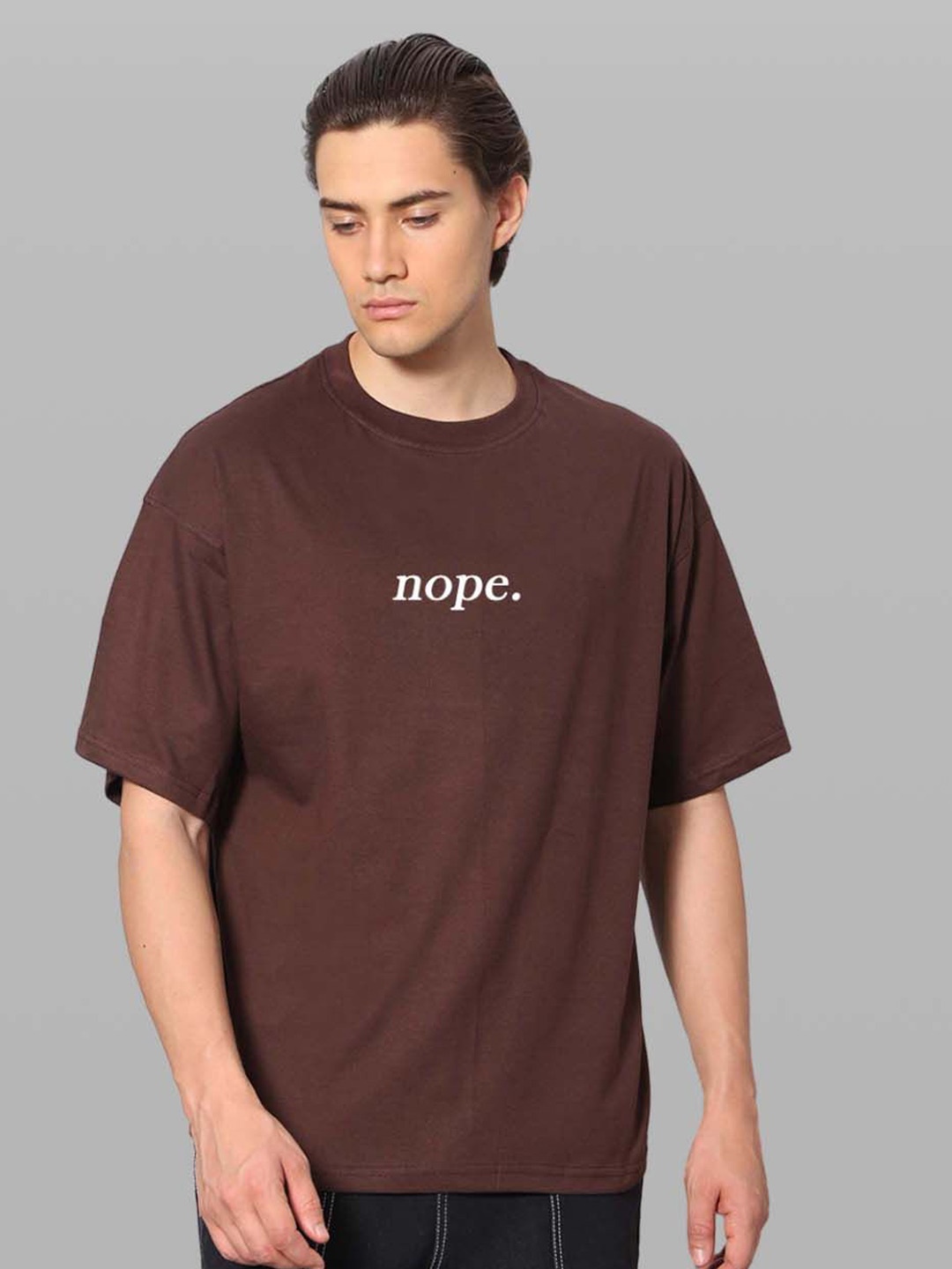 

Besick Men Typography Solid T-shirt, Brown