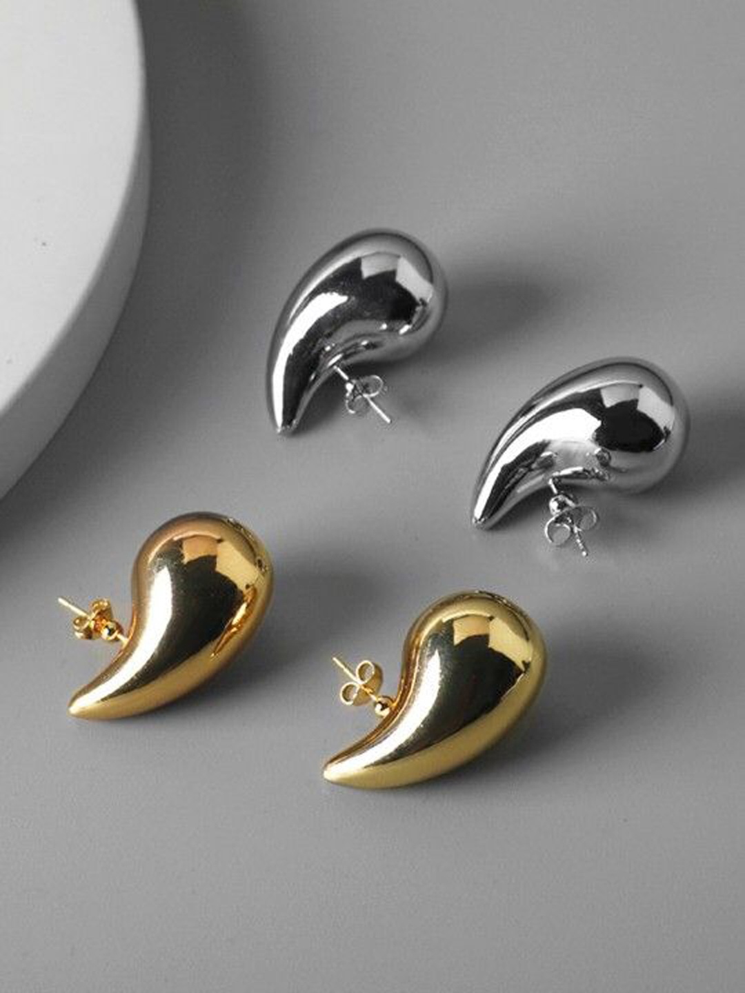 

Xivir Set of 2 Teardrop Shaped Half Hoop Earrings, Gold