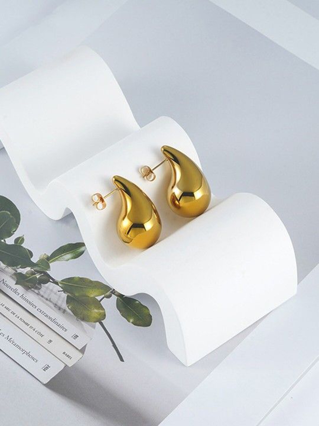 

Xivir Gold-Plated Teardrop Shaped Studded Earrings