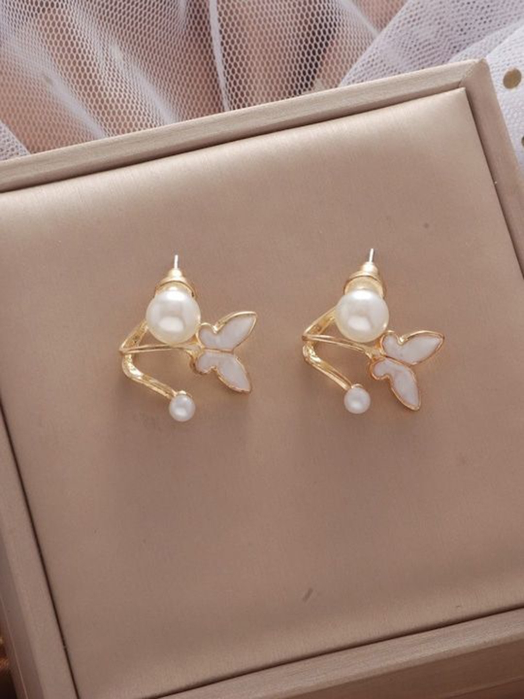 

Xivir Gold-Plated Contemporary Pearls Studded Earrings