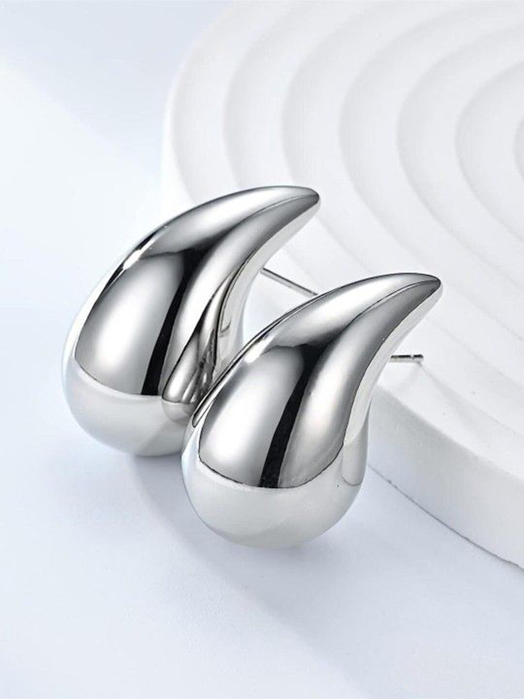 

Xivir Silver-Plated Teardrop Shaped Studded Earrings