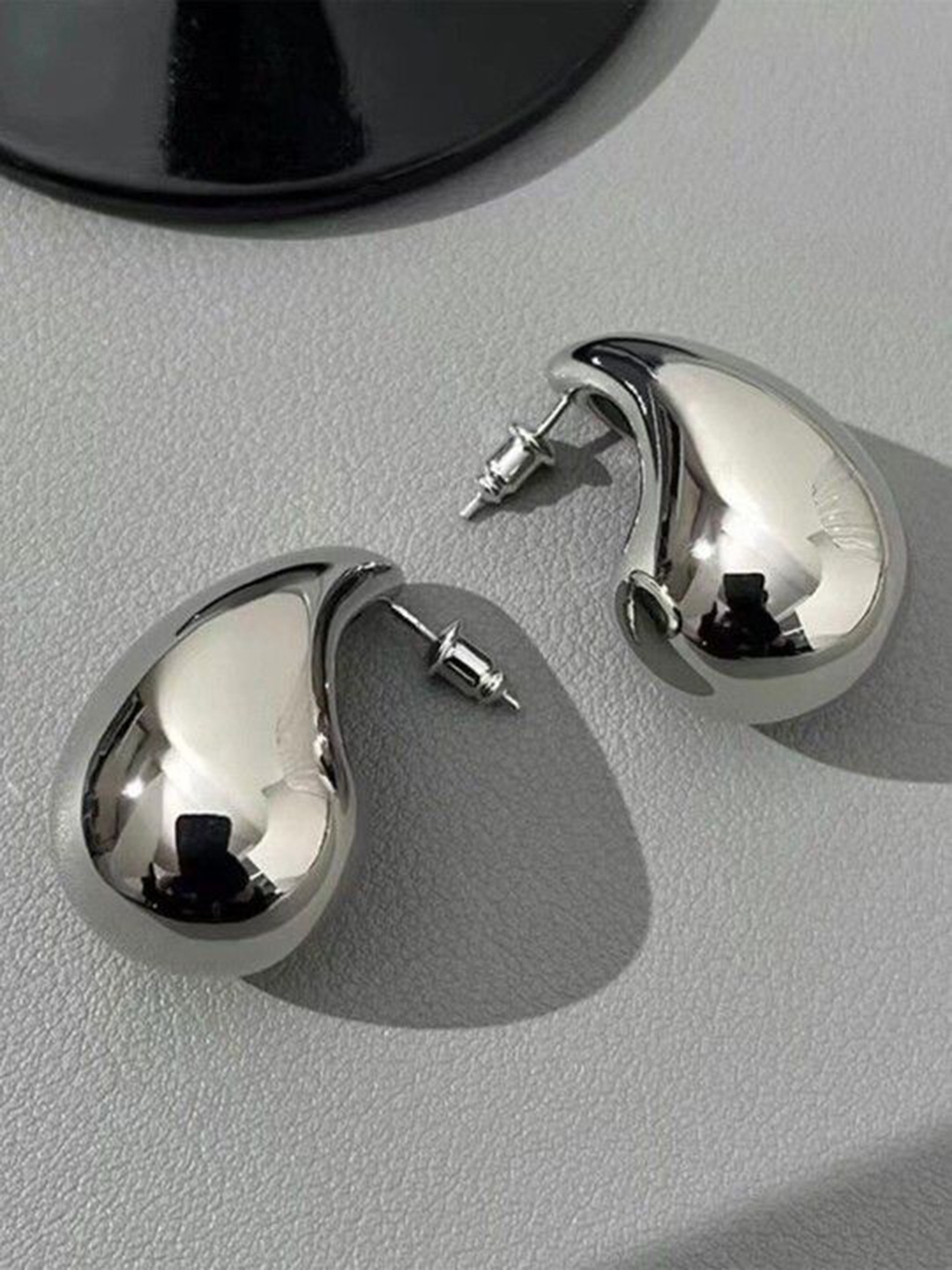 

Xivir Silver-Plated Teardrop Shaped Hoop Earrings