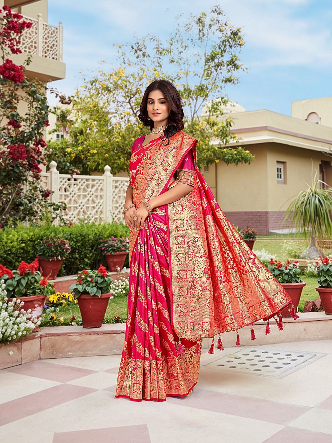 

Pionex Zari Pure Silk Banarasi Saree, Pink
