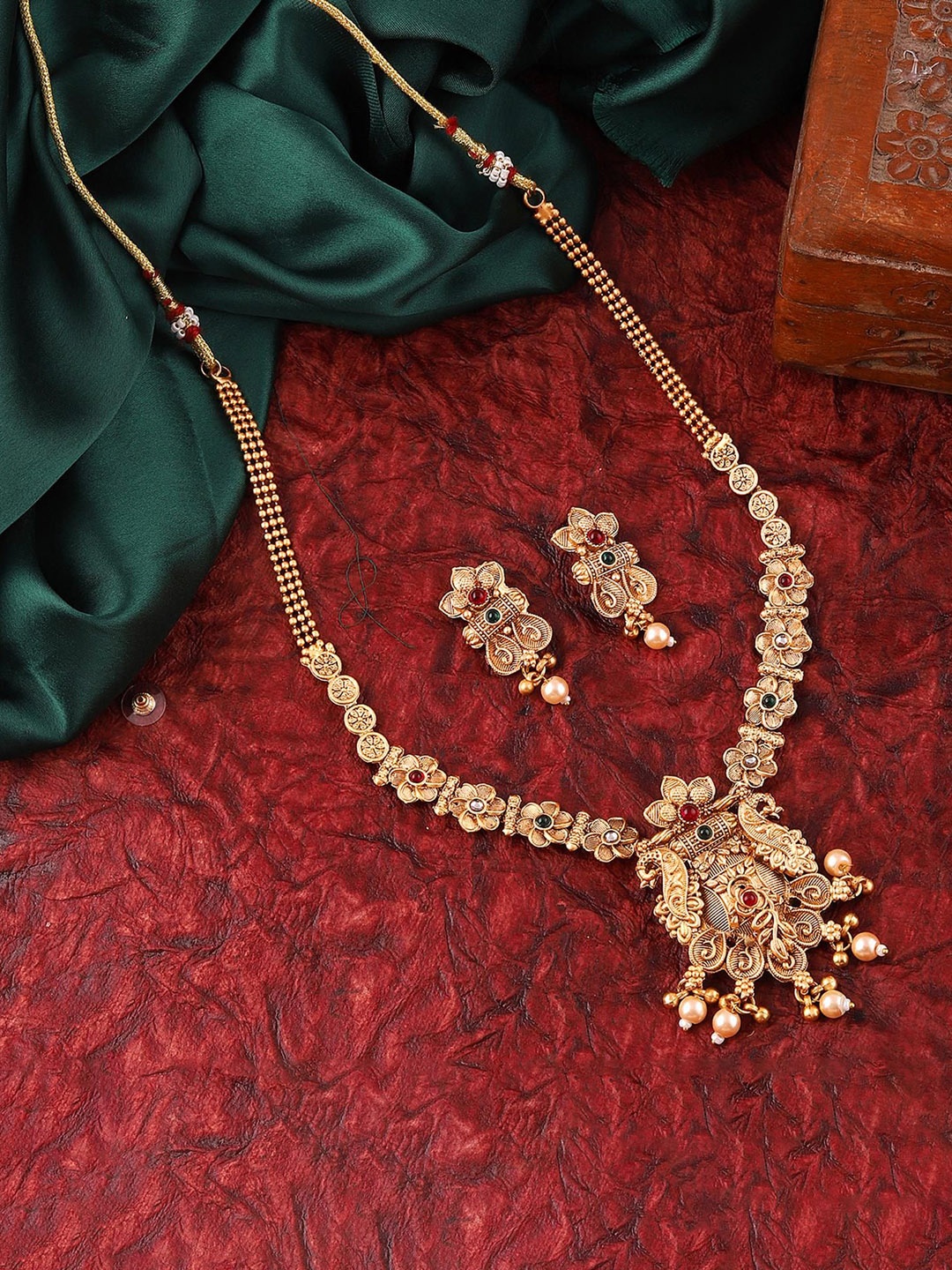 

MANSIYAORANGE Gold-Plated Stone-Studded & Beaded Jewellery Set