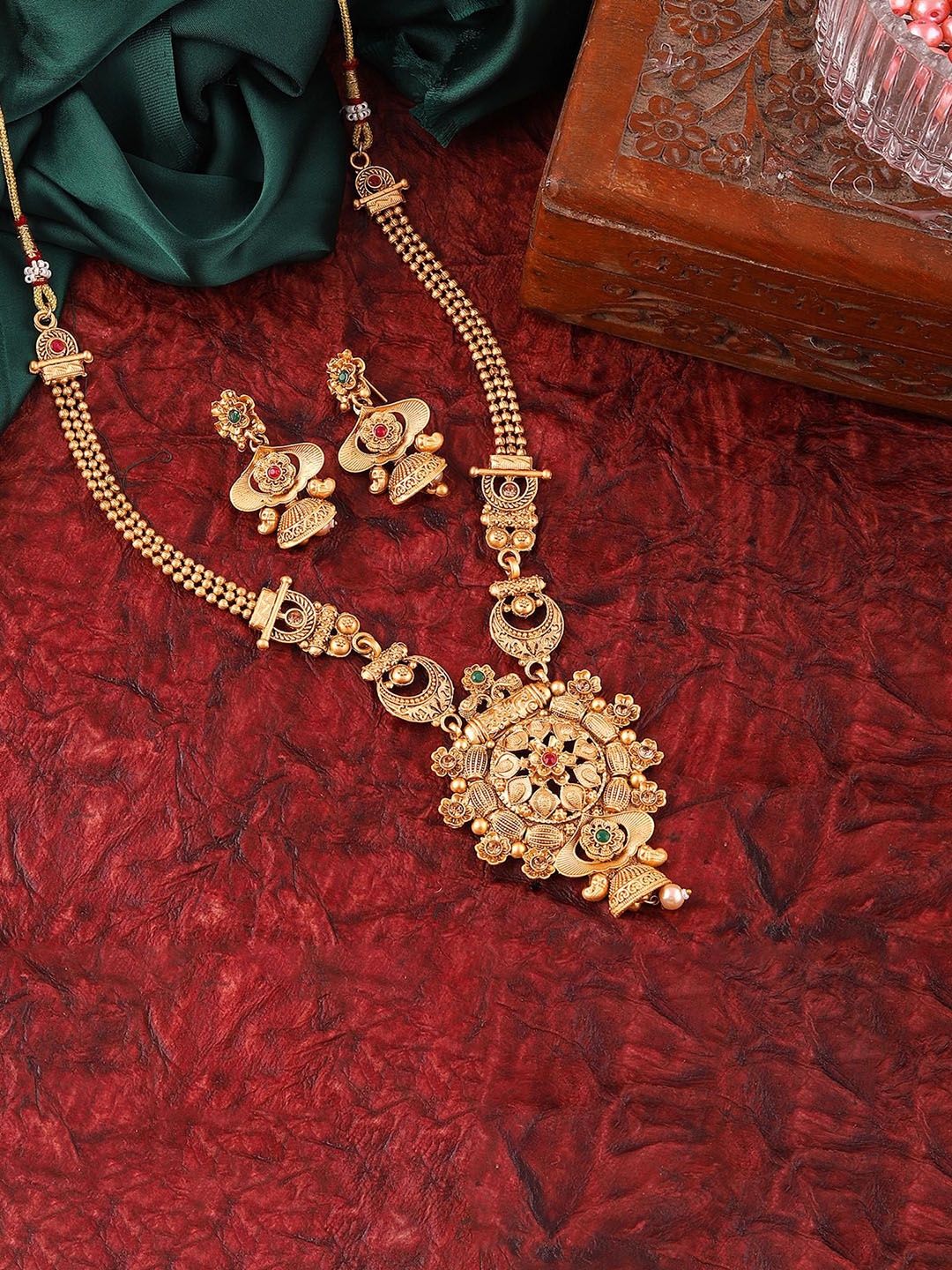

MANSIYAORANGE Gold-Plated Kempu Stone-Studded & Beaded Jewellery Set