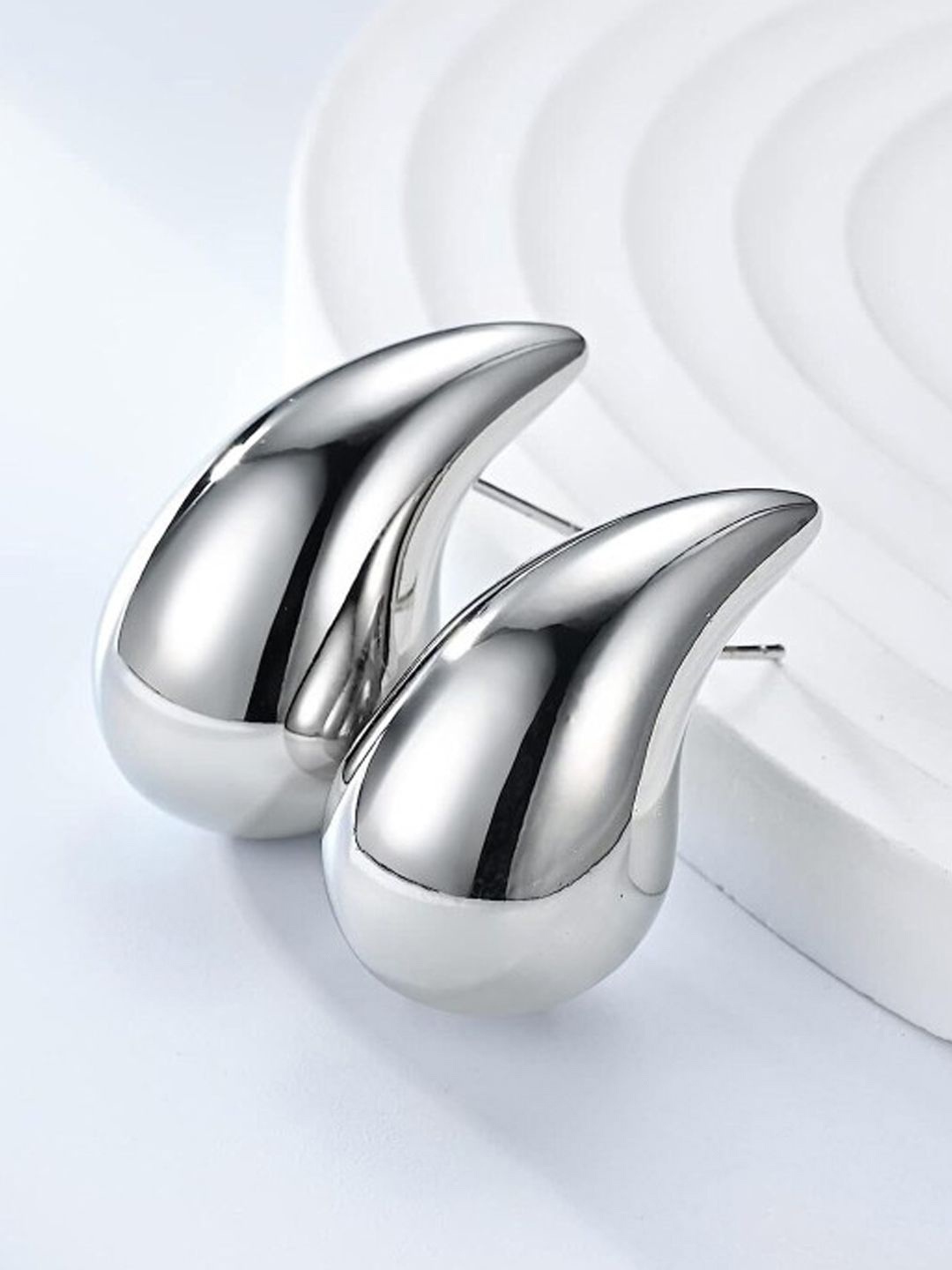 

Xivir Silver-Plated Teardrop Shaped Studded Earrings