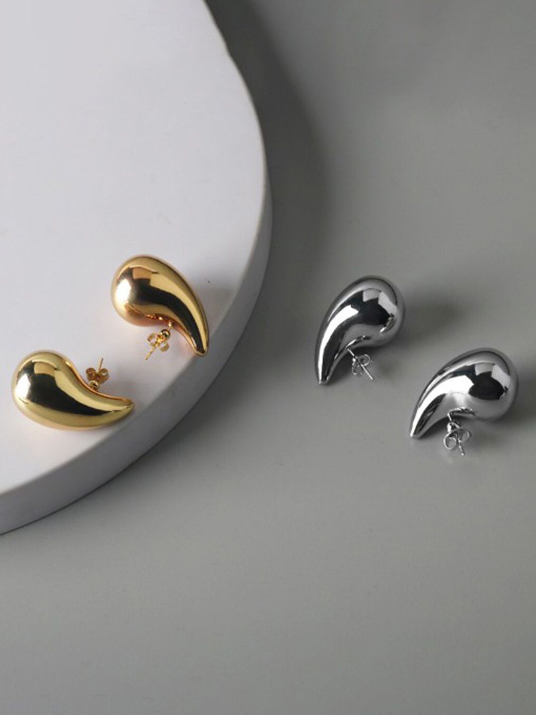 

Xivir Set Of 2 Stainless Steel Teardrop Shaped Stud Earrings, Gold