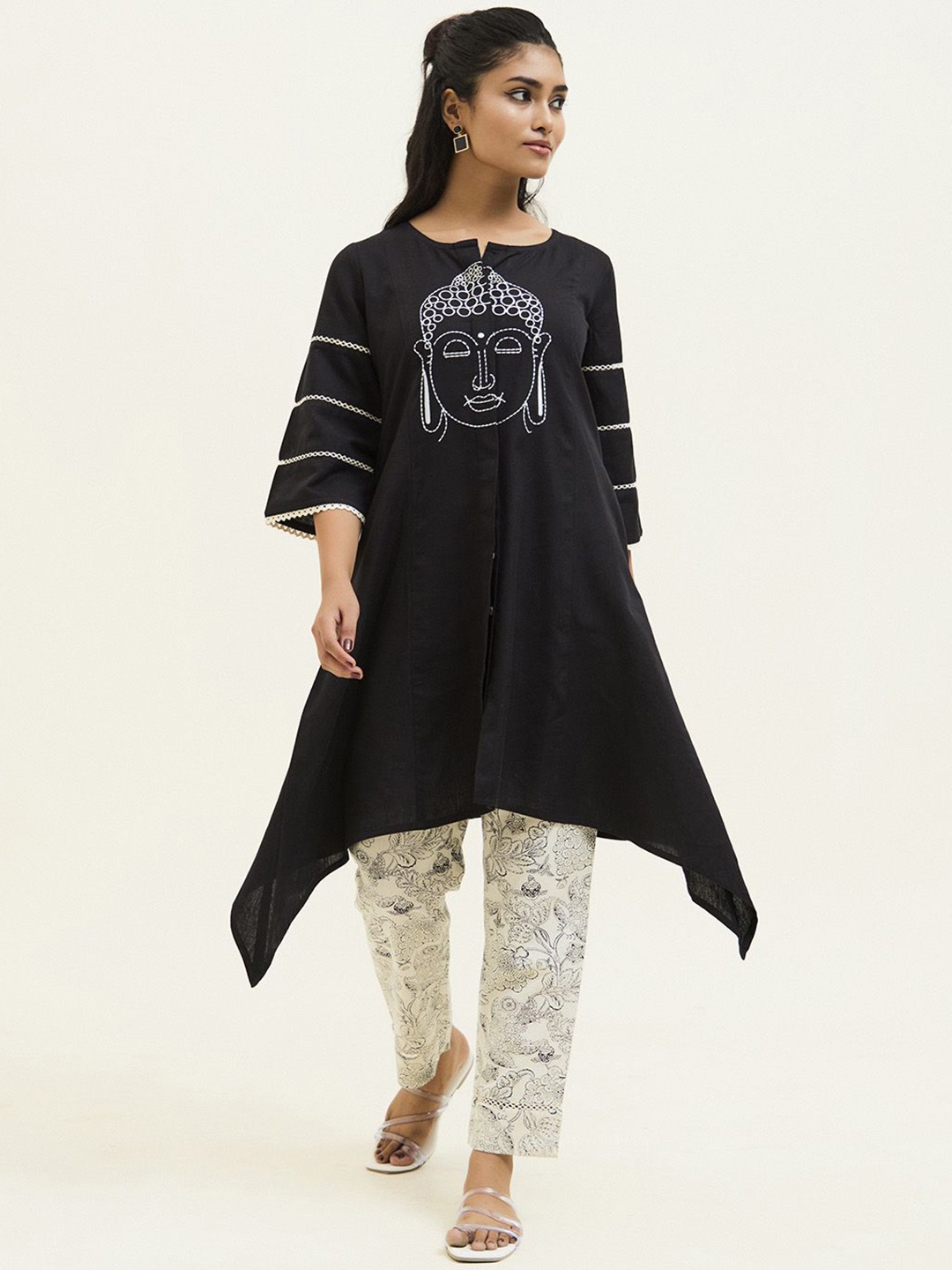 

Jaipur Kurti Embroidered Pure Cotton Three Quarter Sleeve Tunic & Trouser Co-Ords, Black