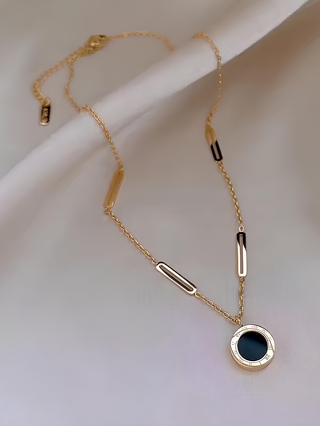 

KARISHMA KREATIONS Rose Gold-Plated Circular Pendant With Chain