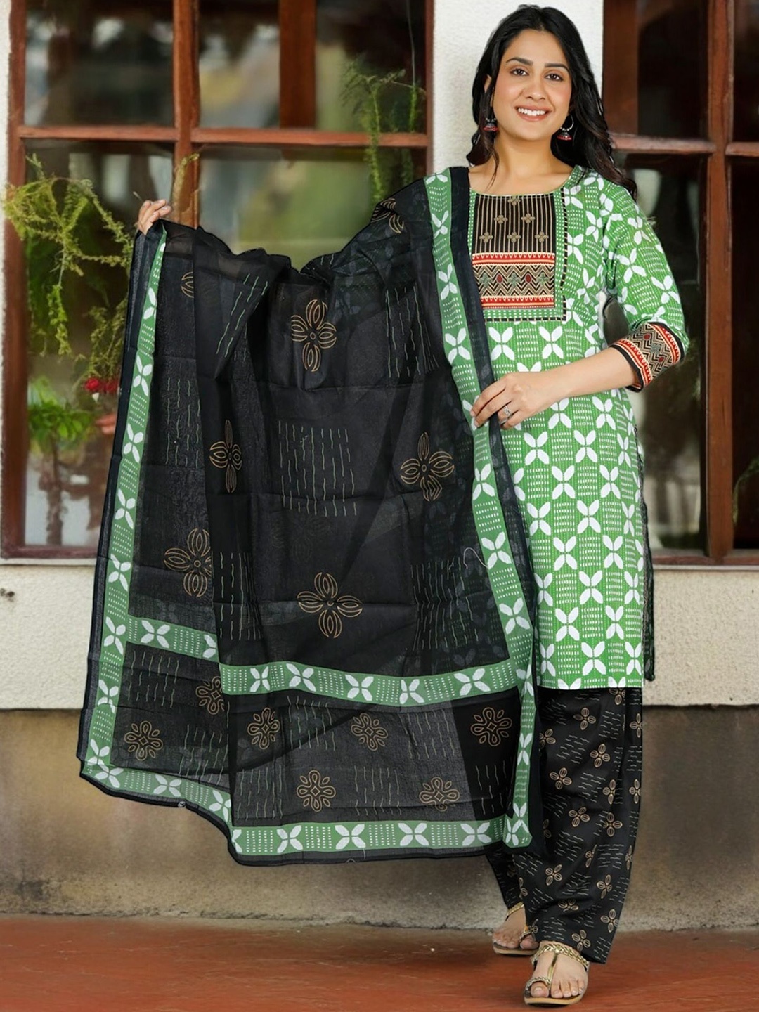 

Jevi Prints Ethnic Motifs Printed Regular Pure Cotton Kurta with Patiala & With Dupatta, Green