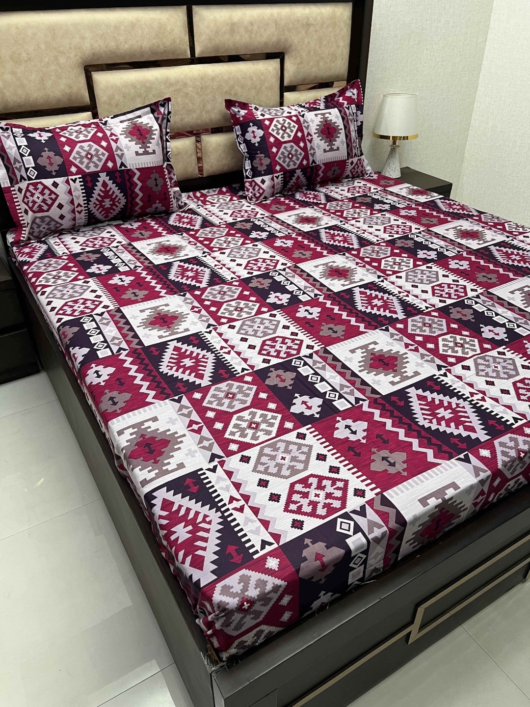 

Pure Decor Velar Sib Maroon Printed Pure Cotton 400 TC Super King Bedsheet & Pillow Covers