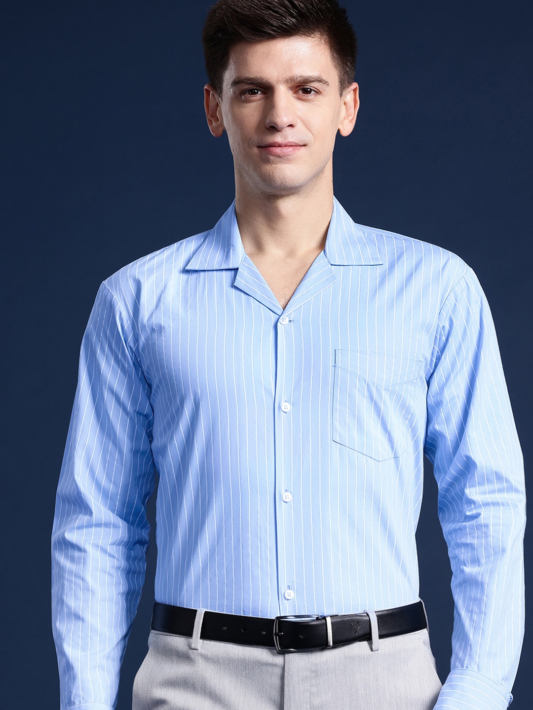 

Hancock Men Striped Pure Cotton Carbon Finish Relaxed Fit Formal Shirt, Blue