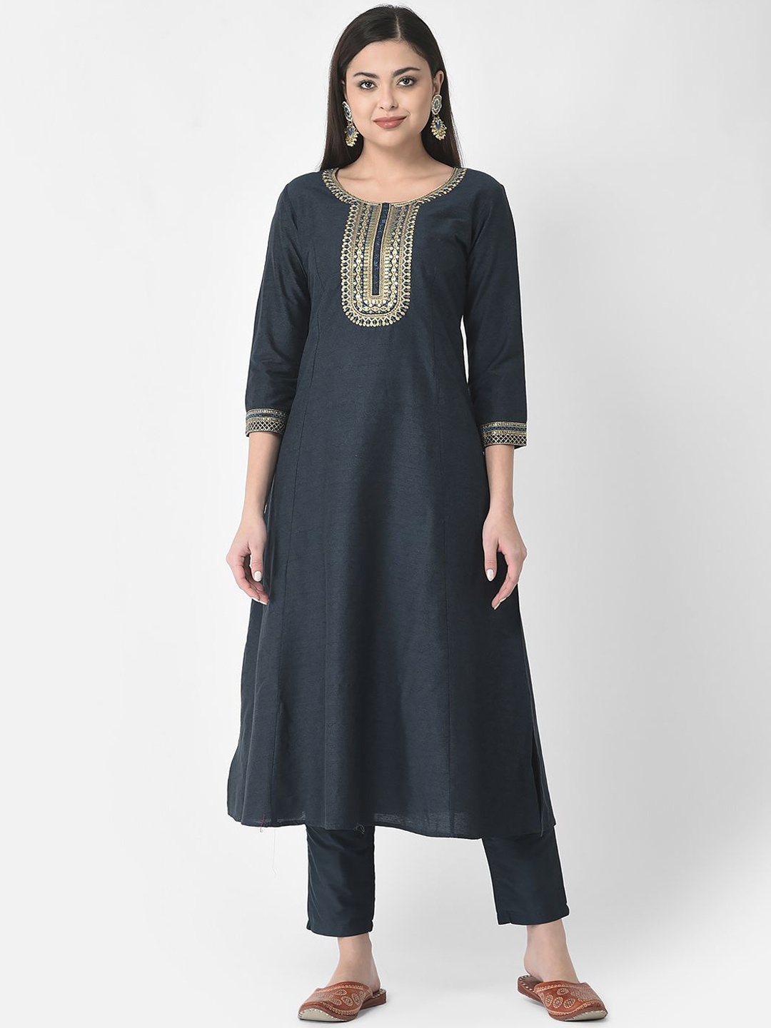 

Span Yoke Design Round Neck Three-Quarter Sleeves Thread Work Kurta, Blue