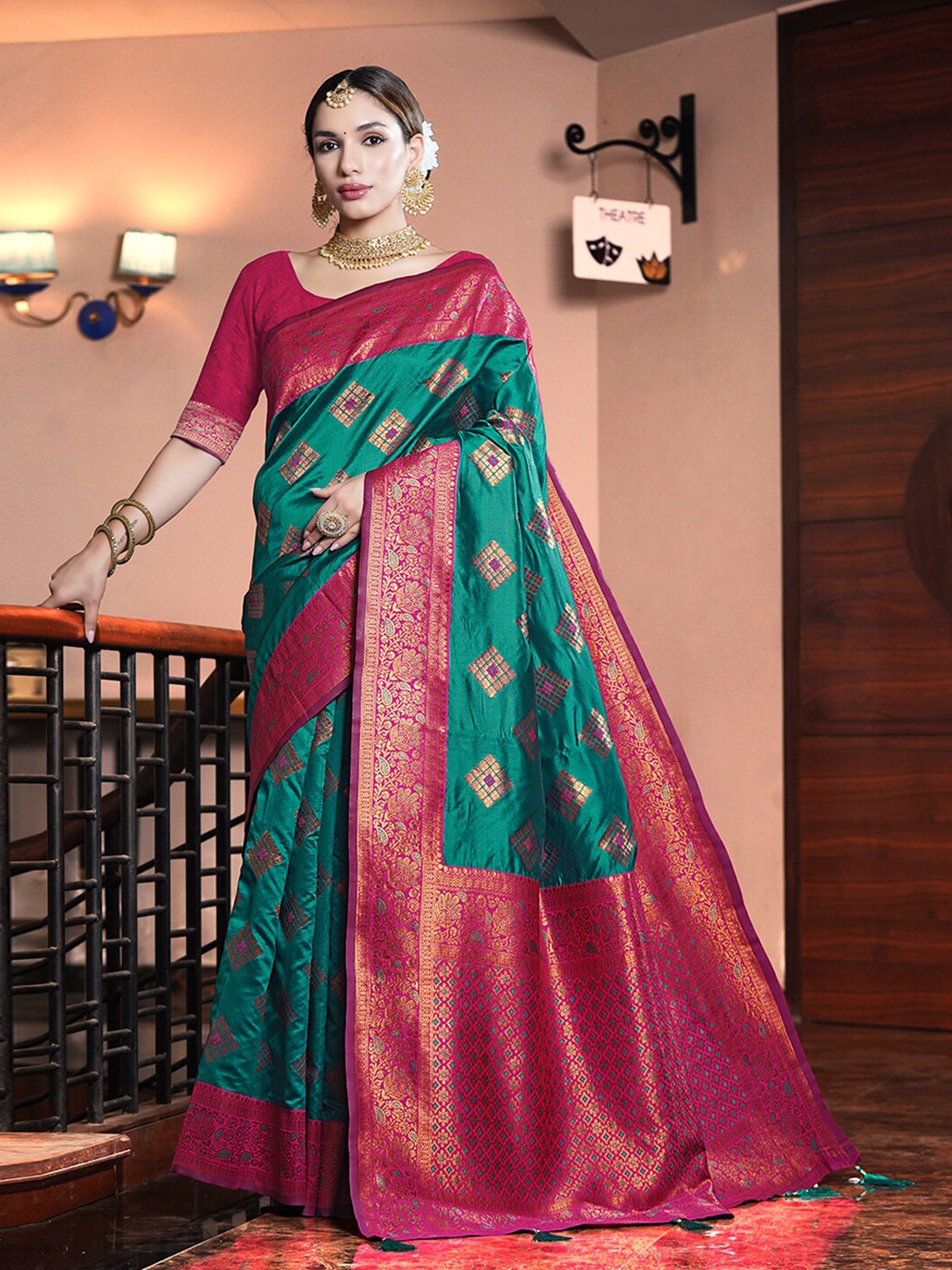 

JUST FASHION Woven Design Zari Banarasi Saree, Green